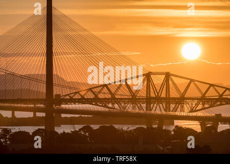 Sonnenaufgang mit den drei her Brücken in South Queensferry Stockfoto
