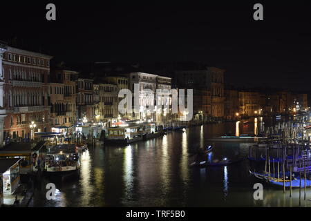 Dieses Bild wurde von der Rialtobrücke in Venedig während meiner Sommerferien. Kamera Einstellungen: ISO 100, f/5, 4 s Belichtung Stockfoto