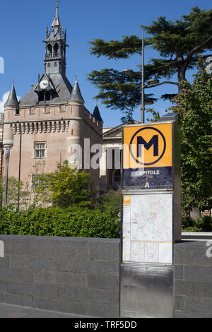 Melden Sie sich zum Eingang des Place du Capitole mit Donjon (Tourist Office) im Hintergrund, Toulouse, Royal, Frankreich Stockfoto