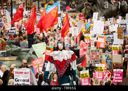 London, Großbritannien. - 4. Juni 2019: Das Modell einer Lateinamerikanischen Figur unter den Fahnen und Plakaten während einer Demonstration auf dem Trafalgar Square gegen den Besuch des US-Präsidenten Donald Trump nach Großbritannien. Stockfoto