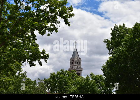 Weit Blick auf den Glockenturm der Königlichen Basilika Unserer Lieben Frau von Atocha in Madrid Stockfoto