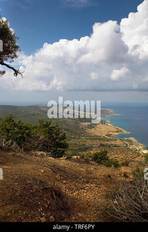 Ansicht Westen in Richtung Fontána Amoróza und Kap Arnaoútis von Moúti Tis Sotíras auf den Spuren der Aphrodite, Halbinsel Akámas, Zypern Stockfoto