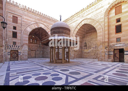 Kairo, Ägypten - März 01, 2010: Waschungen Brunnen im Innenhof der Moschee Sultan Barquq Qalawun Komplex in Kairo, Ägypten. Stockfoto