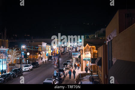 Park City Blick vom hohen Winkel Perspektive in der Nacht mit Menschen auf den Straßen. Stockfoto