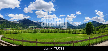 Oberstdorf im frühen Sommer, zwischen der imposanten Bergwelt der Allgäuer Alpen eingebettet Stockfoto