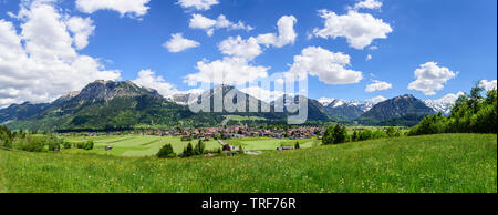 Oberstdorf im frühen Sommer, zwischen der imposanten Bergwelt der Allgäuer Alpen eingebettet Stockfoto