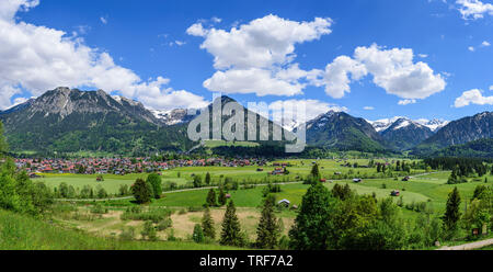 Oberstdorf im frühen Sommer, zwischen der imposanten Bergwelt der Allgäuer Alpen eingebettet Stockfoto