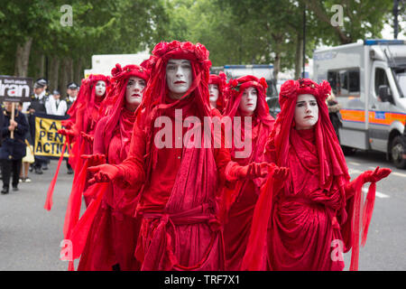 Mime-Künstler in rot mit weiß lackiert Gesichter im Parlament Platz gegen die Präsidenten Trump Besuch in Großbritannien protestiert gekleidet. Stockfoto