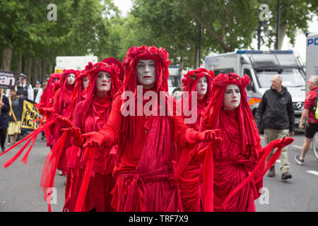 Mime-Künstler in rot mit weiß lackiert Gesichter im Parlament Platz gegen die Präsidenten Trump Besuch in Großbritannien protestiert gekleidet. Stockfoto