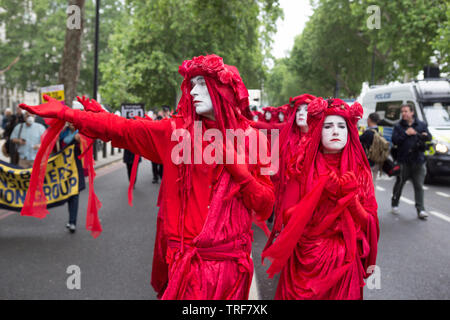 Mime-Künstler in rot mit weiß lackiert Gesichter im Parlament Platz gegen die Präsidenten Trump Besuch in Großbritannien protestiert gekleidet. Stockfoto