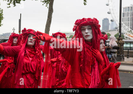 Mime-Künstler in rot mit weiß lackiert Gesichter im Parlament Platz gegen die Präsidenten Trump Besuch in Großbritannien protestiert gekleidet. Stockfoto