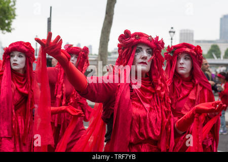 Mime-Künstler in rot mit weiß lackiert Gesichter im Parlament Platz gegen die Präsidenten Trump Besuch in Großbritannien protestiert gekleidet. Stockfoto