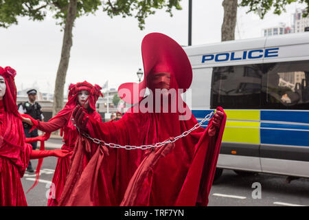 Mime-Künstler in rot mit weiß lackiert Gesichter im Parlament Platz gegen die Präsidenten Trump Besuch in Großbritannien protestiert gekleidet. Stockfoto