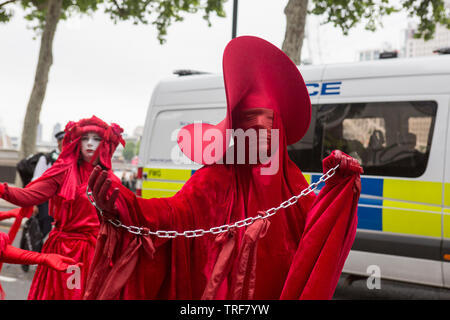 Mime-Künstler in rot mit weiß lackiert Gesichter im Parlament Platz gegen die Präsidenten Trump Besuch in Großbritannien protestiert gekleidet. Stockfoto