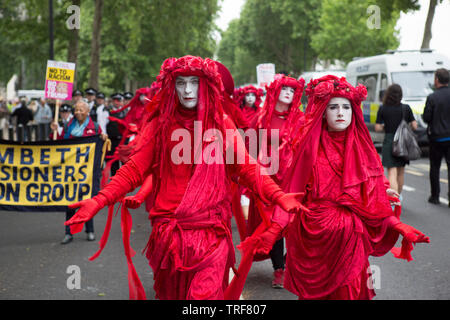 Mime-Künstler in rot mit weiß lackiert Gesichter im Parlament Platz gegen die Präsidenten Trump Besuch in Großbritannien protestiert gekleidet. Stockfoto