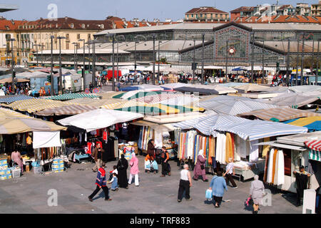 Turin, Piemont, Italien Porta Palazzo Markt die größte Open-Air-Markt in Europa Stockfoto