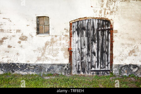 Alte hölzerne Tür eines verlassenen Hauses. Stockfoto