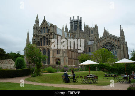 Das Pfarrhaus Windows, Laterne Turm und Dame Kapelle der Kathedrale von Ely aus dem Garten der Almonry Teestuben, Cambridgeshire gesehen. Stockfoto
