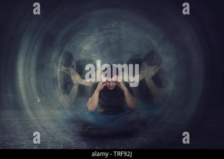 Mann auf dem Boden sitzen, Hände, Kopf, Leiden split Emotionen in verschiedenen inneren Persönlichkeiten. Multipolare psychischen Störung. Schizophrenie psy Stockfoto