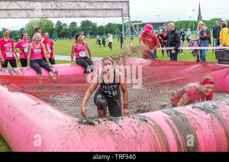 Warrington, Großbritannien. 2. Juni 2019. Rennen für das Leben 2019, Warrington, zugunsten der Krebsforschung. Läufer mit schlammigen Wasser an der Schlamm Grube getränkt Stockfoto