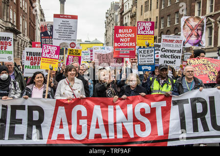 4. Juni, 2019. London, Großbritannien. Frances O'Grady, der Generalsekretär des TUC, Kate Hudson, CND und Lindsey Deutsch, Stoppt den Krieg Koalition an der Spitze des März. Zehntausende protestieren in London in einer nationalen Demonstration gegen US-Präsident Donald Trumps Staatsbesuch in Großbritannien. Die Demonstranten sammelten in Trafalgar Square, bevor Sie marschieren Whitehall, Downing Street, wo Trumpf war der britische Premierminister Theresa May. David Rowe/Alamy Leben Nachrichten. Stockfoto