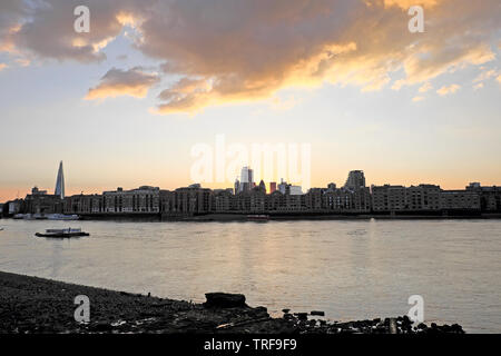 Blick über die Themse aus Rotherhithe im Süden Londons in Richtung Wapping Riverside Apartments, Kai und die Stadt London UK KATHY DEWITT Stockfoto