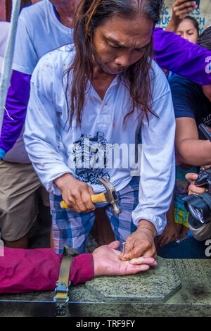 Filippino Mann Hand genagelt an ein Kreuz während einer Karfreitag Kreuzigung Nachstellung in Pampanga die Philippinen Stockfoto