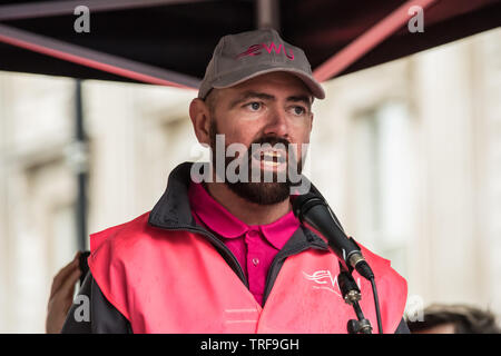 4. Juni, 2019. London, Großbritannien. Chris Webb, Leiter Kommunikation bei der CWU Adressen die Masse auf Whitehall. Zehntausende protestieren in London in einer nationalen Demonstration gegen US-Präsident Donald Trumps Staatsbesuch in Großbritannien. Die Demonstranten sammelten in Trafalgar Square, bevor Sie marschieren Whitehall, Downing Street, wo Trumpf war der britische Premierminister Theresa May. David Rowe/Alamy Leben Nachrichten. Stockfoto