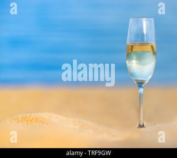 Gläser Champagner am Strand gegen blaue Meer. Sommer Konzept feiern. Selektiver Fokus, unscharfen Hintergrund, Platz für Text Stockfoto