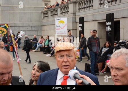 Donald Trump Imitator in London, am zweiten Tag des Besuches des Präsidenten der Vereinigten Staaten, Dienstag, 3. Juni 2019. Stockfoto