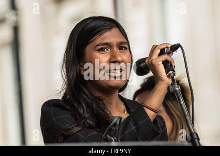 4. Juni, 2019. London, Großbritannien. Ash Sarkar, Journalist und politischer Aktivist Adressen die Masse auf Whitehall. Zehntausende protestieren in London in einer nationalen Demonstration gegen US-Präsident Donald Trumps Staatsbesuch in Großbritannien. Die Demonstranten sammelten in Trafalgar Square, bevor Sie marschieren Whitehall, Downing Street, wo Trumpf war der britische Premierminister Theresa May. David Rowe/Alamy Leben Nachrichten. Stockfoto