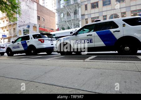 Ministerium für Heimatschutz, Federal Protective service Fahrzeuge der Polizei am Broadway an Federal Plaza, New York, NY, USA geparkt. Stockfoto