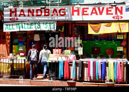 Paar eingabe Handtasche Himmel, Shop, auf Mulberry Street in Chinatown, Manhattan, New York, NY store Stockfoto