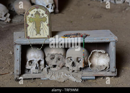 Schädel von der Pest von 1656 und dem Zweiten Weltkrieg Bombenangriffe Rest in den Fels gehauen Höhlen der Materdei, Cimitero delle Fontanelle, Neapel, Italien. Stockfoto