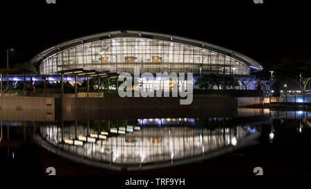 Die Darwin Convention Centre in den Gewässern vor ihr, am Abend Leuchten reflektiert wird, Australien Stockfoto
