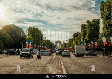 Bäume und Autos auf der Champs-Elysees avenue in Paris. Einer der kulturellen Zentrum der eindrucksvollsten Welt in Frankreich. Stockfoto