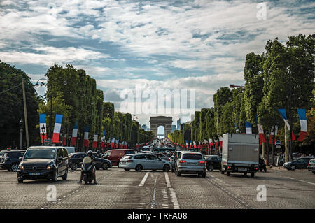 Bäume und Autos auf der Champs-Elysees avenue in Paris. Einer der kulturellen Zentrum der eindrucksvollsten Welt in Frankreich. Stockfoto