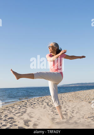 Glücklich, im mittleren Alter, schwarz, afrikanische amerikanische Frau mit Sonnenbrille, Spaß am Strand im Sommer. Aktive, gesunde, reife Lebensstile. Stockfoto