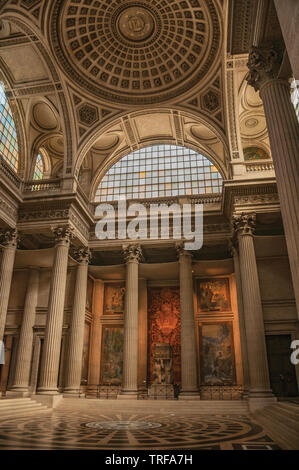 Pantheon Innenansicht mit Decke, Spalten und Gemälden reich in Paris eingerichtet. Einer der kulturellen Zentrum der eindrucksvollsten Welt in Frankreich. Stockfoto