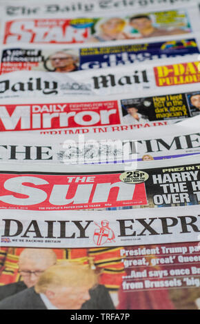 Stapel von englischen Zeitungen aus dem Vereinigten Königreich Stockfoto