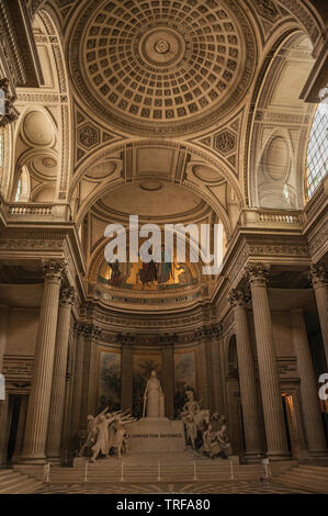 Pantheon Innenansicht mit Decke, Spalten und Gemälden reich in Paris eingerichtet. Einer der kulturellen Zentrum der eindrucksvollsten Welt in Frankreich. Stockfoto