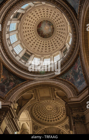 Innenansicht der farbenprächtigen und reich verzierten Pantheon Kuppel und Decke in Paris. Einer der kulturellen Zentrum der eindrucksvollsten Welt in Frankreich. Stockfoto