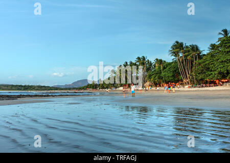 Abend Szene auf Tamarindo Beach unter Ebbe in Guanacaste, Costa Rica. Stockfoto