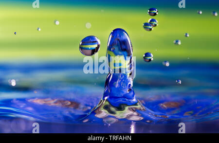 Tropfen Wasser mit hoher Geschwindigkeit Stockfoto