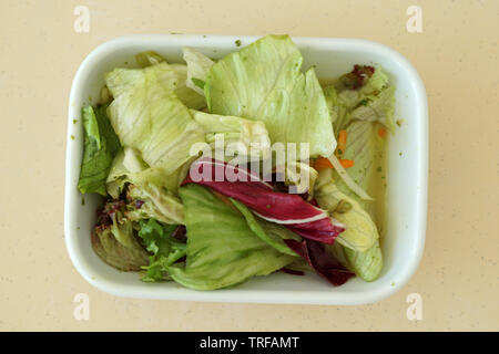 Frischer Salat in verschiedenen Variationen in Schalen auf der Fach Stockfoto