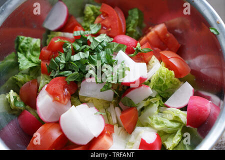 Frischer Salat in verschiedenen Variationen in Schalen auf der Fach Stockfoto