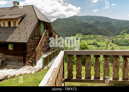 Ethno Dorf in der Nähe von Mokra Gora in Zlatibor Umgebung, Serbien Stockfoto