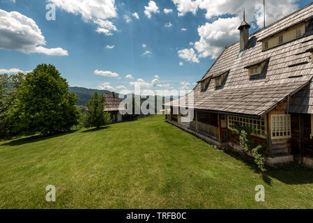 Ethno Dorf in der Nähe von Mokra Gora in Zlatibor Umgebung, Serbien Stockfoto