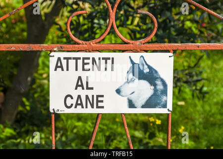 Gardasee, Italien - September 2018: Auf ein Tor Warnung der Bevölkerung, dass ein Wachhund ist auf dem Gelände. Stockfoto