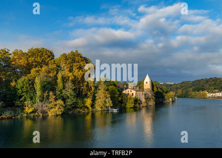 Herbst in der 9. Arrondissement Lyon: Die grüne Insel Ile Barbe in der Saone Stockfoto